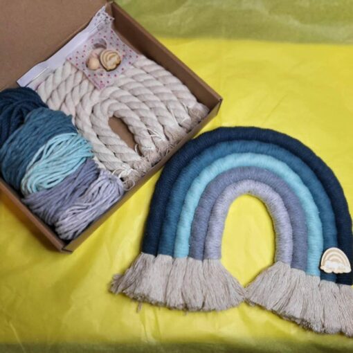 DIY sada na tvorbu macrame dúhy. Dúha je farebná.