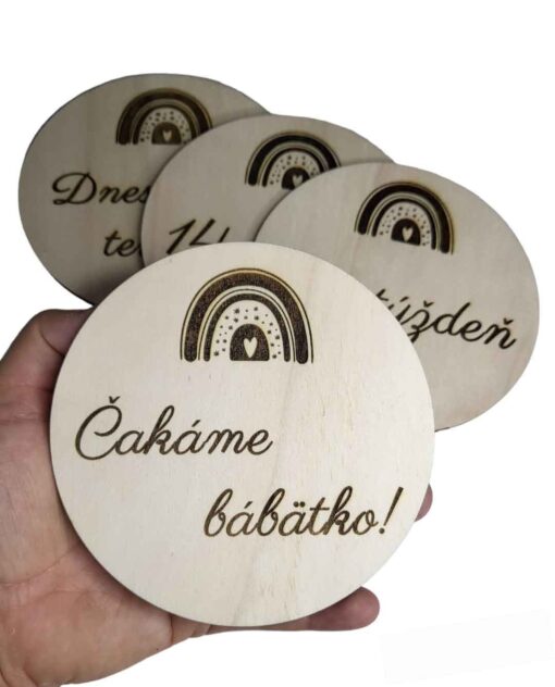 drevené milníky pre tehotné ženy na fotenie
