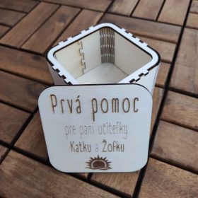 Drevená krabička prvá pomoc s venovaním.