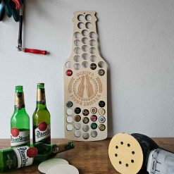 Drevená tabuľa v tvare pivnej fľaše na odkladanie pivných zátok