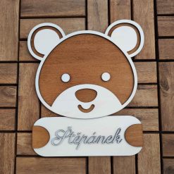 Ručne farbená drevená menovka na dvere alebo stenu detskej izby v tvare medvedík