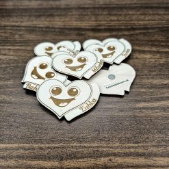 Gravírovaná drevená magnetka v tvare usmiateho srdca s vlastným textom