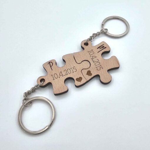 Drevená kľúčenka pre dvoch v tvare puzzle s gravírovaným textom na mieru