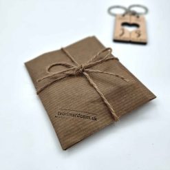 Kľúčenky balene v minimalistickom papierovom darčekovom balení