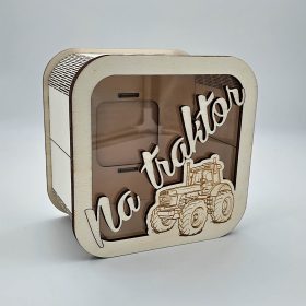 Drevená pokladnička s vtipným motívom - na traktor