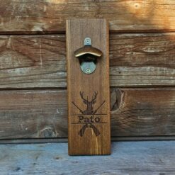Drevený otvárač na fľaše s menom na stenu z bukového dreva a personalizovaným gravírovaním pre poľovníka