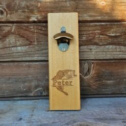 Závesný otvárak pre rybára na pivo s gravírovaním a magnetom na zachytenie vrchnákov. Z bukového dreva a personalizovaným gravírovaním