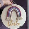 Drevený kruh plný s macramé dúhou a gravírovaným menom Klárka.