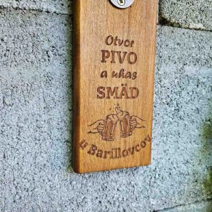 Závesný otvárak pre na pivo s gravírovaním a magnetom na zachytenie vrchnákov. Z bukového dreva a personalizovaným gravírovaním.